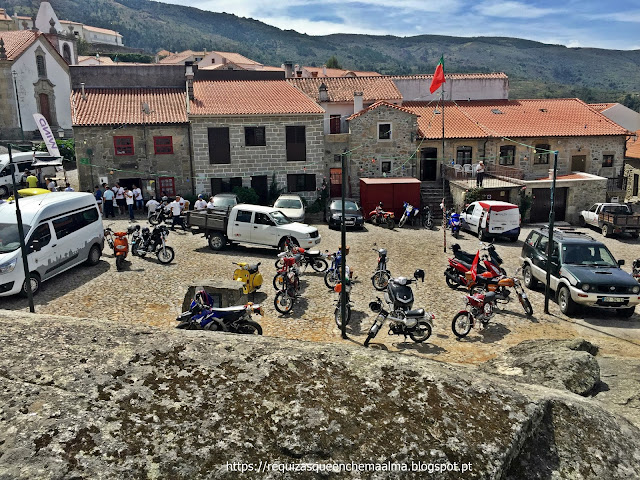  Desfilar de motos antigas junto ao Castelo de Linhares da Beira