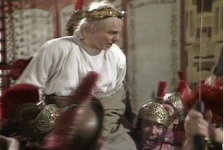 סצנה מתוך פרק בסדרת הטלוויזיה הבריטית "אני קלאודיוס" (שודרה ב-1976 ומאז בשידורים חוזרים) שבה מרימים את קלאודיוס (בגילומו של דרק ג'קובי) עם הכיסא שלו ומכריזים עליו כקיסר