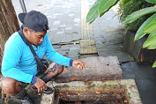    Antisipasi Banjir, PUPR Denpasar Rutin Bersihkan Sampah di Saluran Air