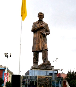 Foto a la estatua de Daniel Alcides Carrión de día