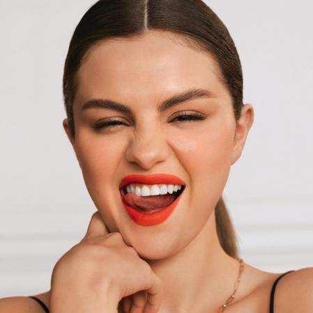 Does Selena Gomez still have her natural teeth?