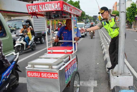 Kapolrestabes Surabaya Himbau Warga dengan Senyuman