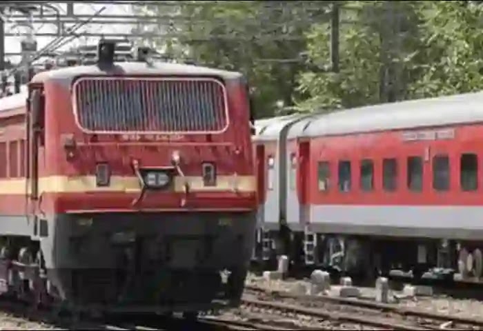 New Delhi, National, News, Indian Railway, Train,Passengers, Officers, Top-Headlines, Indian railways reduces fare of AC-3 tier economy tickets.