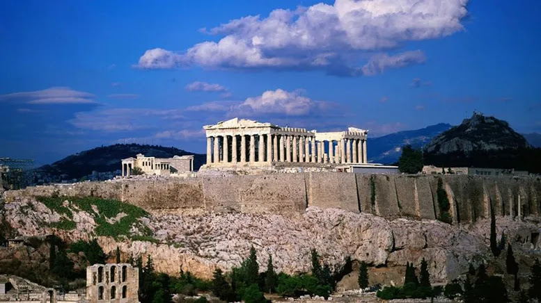 Αυτοκτόνησε η Ελληνίδα που έπεσε από τον βράχο στην Ακρόπολη – Έκανε τον σταυρό της και βούτηξε στο κενό
