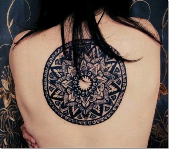 un_grand_mandala_de_tatouage_pour_les_filles