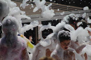 Baño de espuma en las fiestas de Retuerto