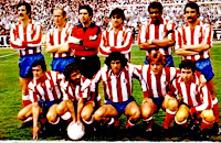 CLUB ATLÉTICO DE MADRID. Temporada 1978-79. Arteche, Marcial, Aguinaga, Marcelino, Luiz Pereira, Capón. Guzmán, Robi, Rubén Cano, Leivinha y Rubio. REAL MADRID C. F. 1 🆚 CLUB ATLÉTICO DE MADRID 1 Domingo 22/04/1979, 16:30 horas. Campeonato de Liga de 1ª División, jornada 28. Madrid, estadio Santiago Bernabéu. GOLES: ⚽1-0: 28’, Santillana. ⚽1-1: 61’, Rubén Cano.