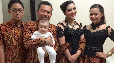 Model Kebaya Kembar Ashanty dan Aurel Hermansyah Hitam Batik Keluarga Serimbit 