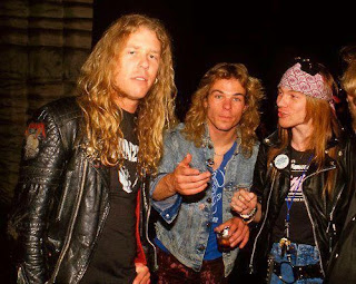 Tres leyendas del metal en una foto de 1989. James Hetfield, Ronnie James Dio y Axel Rose.