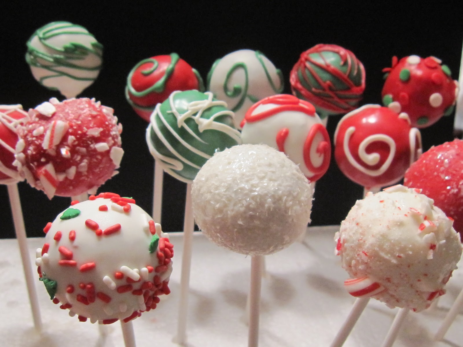 cake pops christmas Christmas cake pops and cupcakes