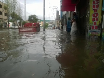 Tarde demais: a Avenida Urrazaga em Arequipa está intransitável, devido às fortes chuvas.