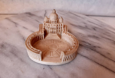 MIniatura de resina souvenir / lembrança da Praça São Pedro do Vaticano - Italia  6cm de largura 6 de profundidade e 3,5cm de altura na parte mais alta da Basilica R$ 20,00