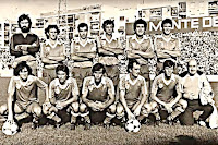 C. D. MÁLAGA - Málaga, España - Temporada 1981-82 - Burgueña, Popo, Nacho, Brescia, Cantarutti, Muñoz Pérez; Rodríguez, Juan Carlos, Serrano, Martín, José Hurtado y Dionisio Franco (masajista) - CÓRDOBA C. F. 1 (Munárriz) C. D. MÁLAGA 1 (José Hurtado) - 04/10/1981 - Liga de 2ª División, jornada 3 - Córdoba, estadio El Arcángel - Con Antonio Benítez de entrenador, el CD Málaga se clasificó 3º en la Liga y subió a 1ª División