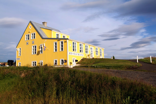 Casa gialla vicino alla Cascata Godafoss