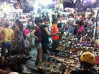 Chicas Vietnamitas en un Mercadillo de Vietnam