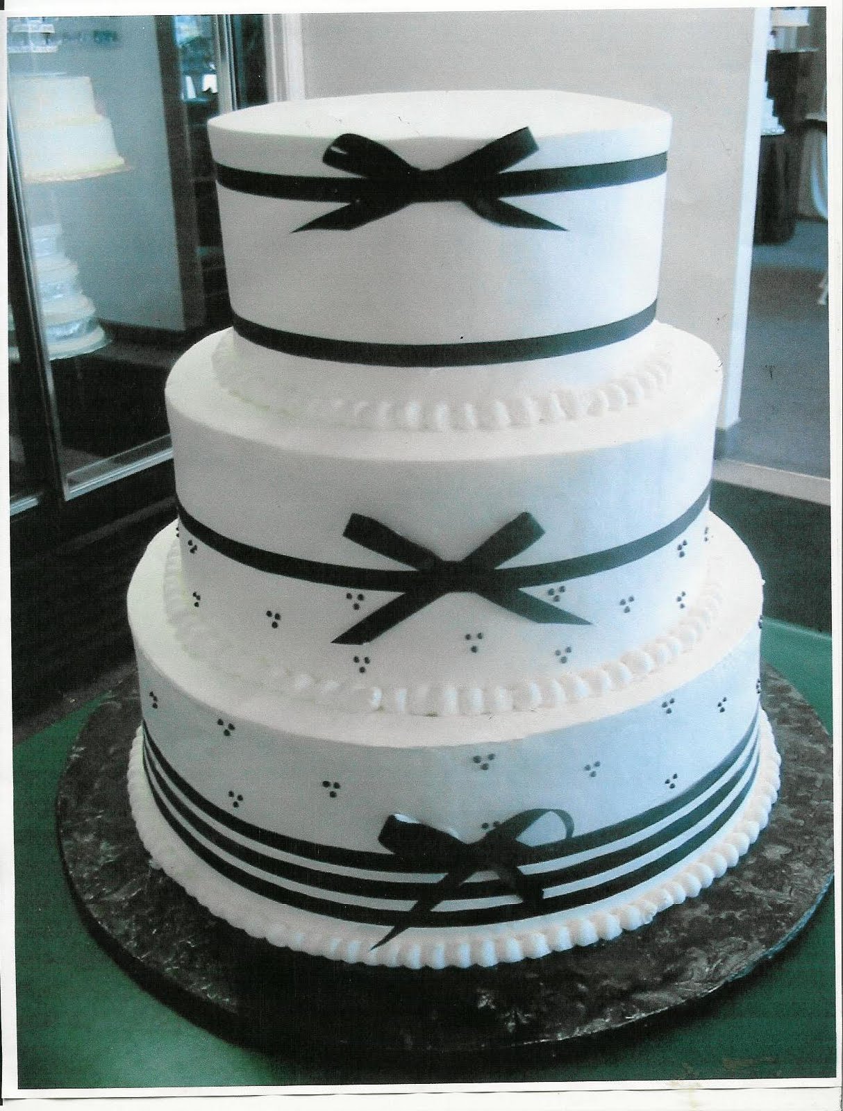 Beautifull Wedding  Cakes  With Ribbon  Decorate Food and Drink