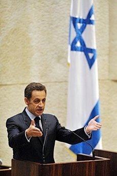 Nouvelle mise en garde contre les services franco-israeliens : Le dossier Nezzar-GIA/AQMI-France est sur la table, nous sommes a un moment tres critique. Nous nous attendons a des attentats majeurs au Maghreb, Europe. Le triple AAA francais tombera au mois de decembre 2011, les jeux sont faits d'avance ! La France est en faillite, pour sauver leurs tetes les elites francaises pensent que de nouvelles aventures militaires leur donneront du repis pour encore un petit bout de temps, la guerre est a nos portes