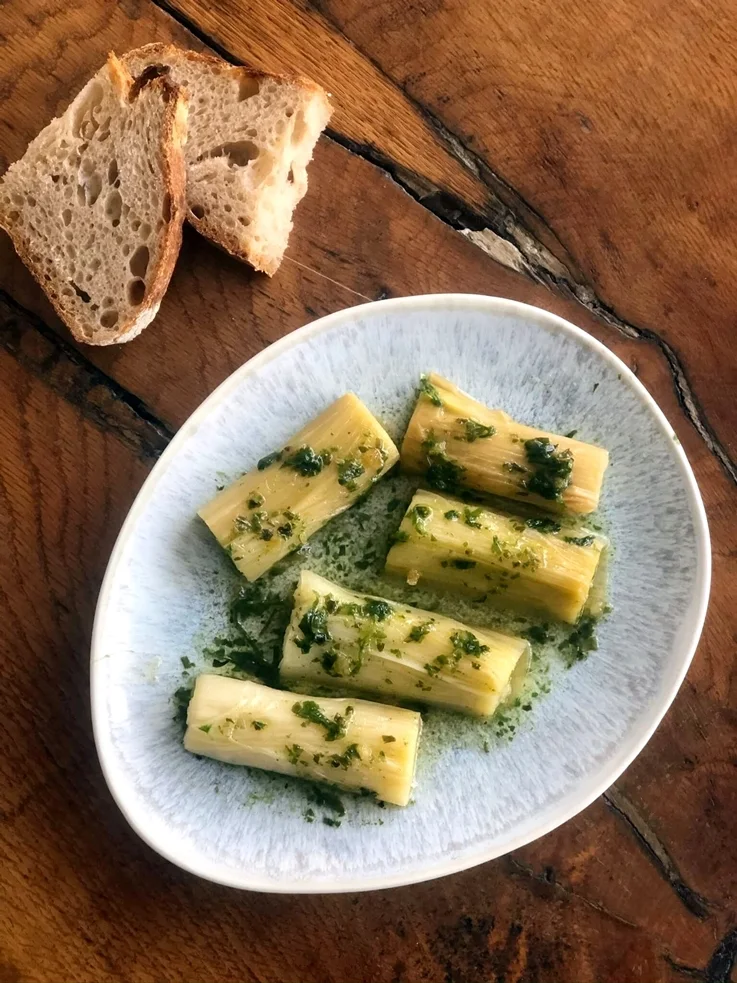 Puerros escalivados con salsa verde