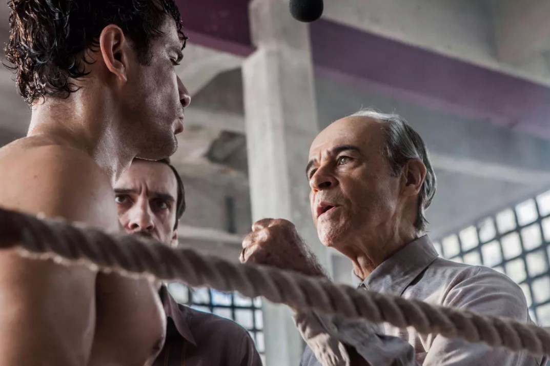 Daniel de Oliveira é Éder Jofre e Osmar Prado interpreta o pai do lutador no longa "10 segundos para vencer" — Foto: Divulgação