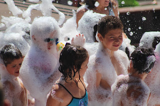 Baño de espuma en las fiestas de Retuerto