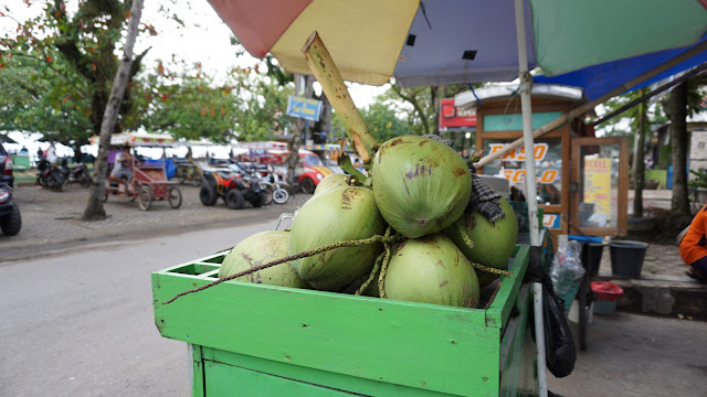 es kelapa muda di pantai pangandaran