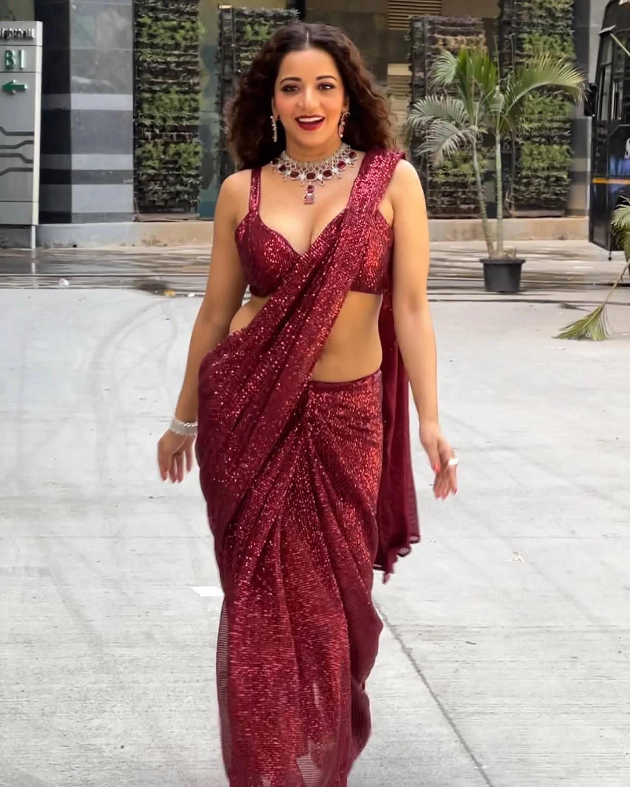 monalisa cleavage saree curvy actress bekaboo yamini