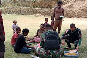 Bantu Warga,Satgas Yonif 142 Terjun Kedapur Memasak Makanan Hingga Makan Bersama