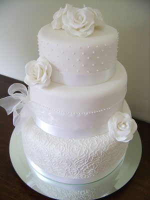 Have the most beautiful wedding cake 200 guests