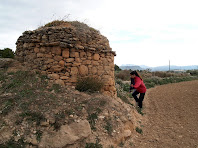 La cabana de pedra seca de Cal Barrab és una barraca molt harmoniosa