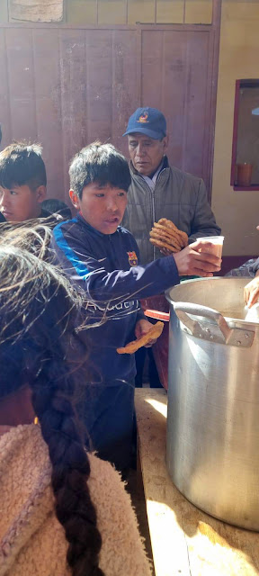 Heute Morgen haben wir mit den Kindern in der Gemeinde San Pedro de Macha Bolivien nach der Weihnachtsmesse eine köstliche Schokolade und Donuts geteilt