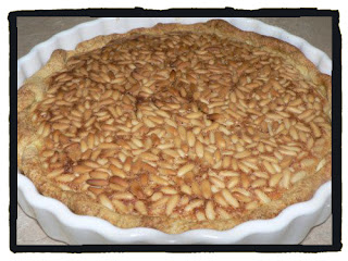 Tarte aux amandes, pignons et fleur d'oranger