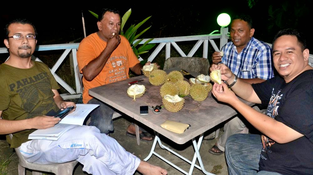 Cari buah durian tengah malam di Balik Pulau