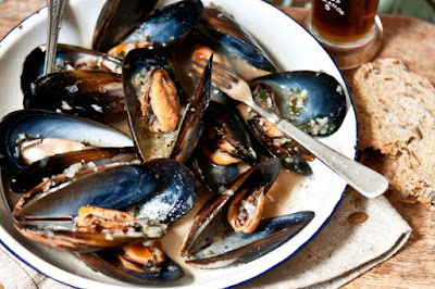 Mussels cooked in ale with garlic and eschalot recipe