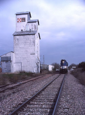 Towns and Nature: Cheney, NE: 1916 Old Grain Elevator