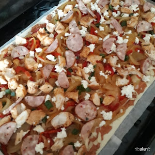 pizza, kurczak, pasta z warzyw kurczaka i przecieru, kiełbasa, ser biały, ser gouda, szczypior