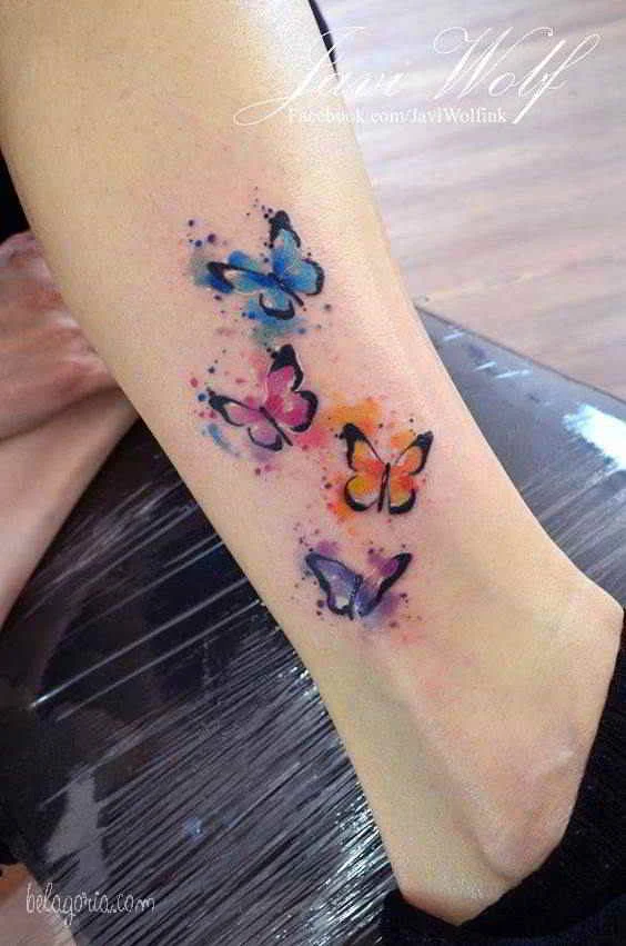 tatuajes de flores mariposas y enredaderas para mujeres