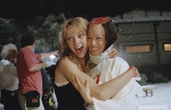 60 Iconic Behind-The-Scenes Pictures Of Actors That Underline The Difference Between Movies And Reality - Kill Bill Best Friends For Ever! After the head slice.