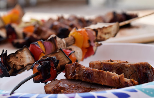 Lomo de cerdo y brochetas vegetales a la parrilla