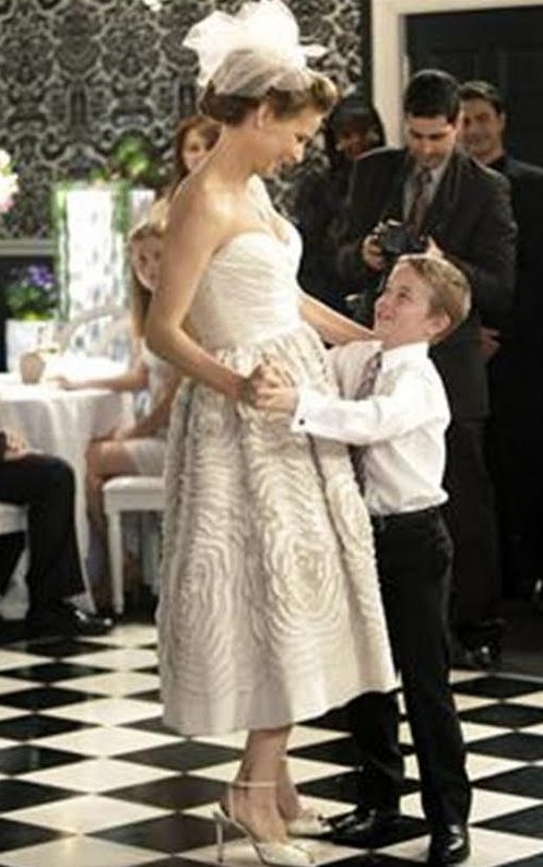 Did you see the gorgeous SHORT wedding dress that Sarah wore in the Brothers