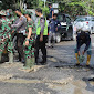 Kodim 0314 dan Polres Inhil Kembali Tambal Jalan Berlubang