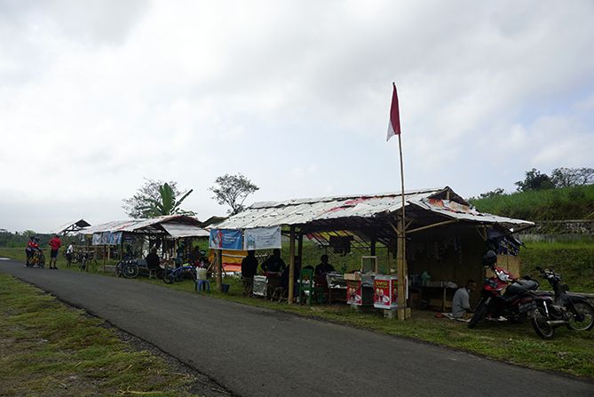 Jejeran warung di sekitar Jembatan Talang Bowong