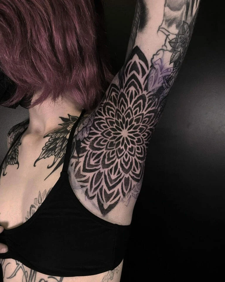 Tatuaje en la axila de un mandala