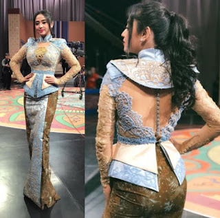 Model Baju Kebaya Dewi Persik Transparan Peplum Artis Cantik Anggun Biru Batik 