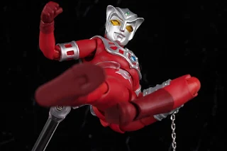 REVIEW SHFiguarts Ultraman Astra, Bandai