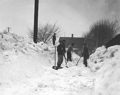 Der skovles sne i Lilledal 1956