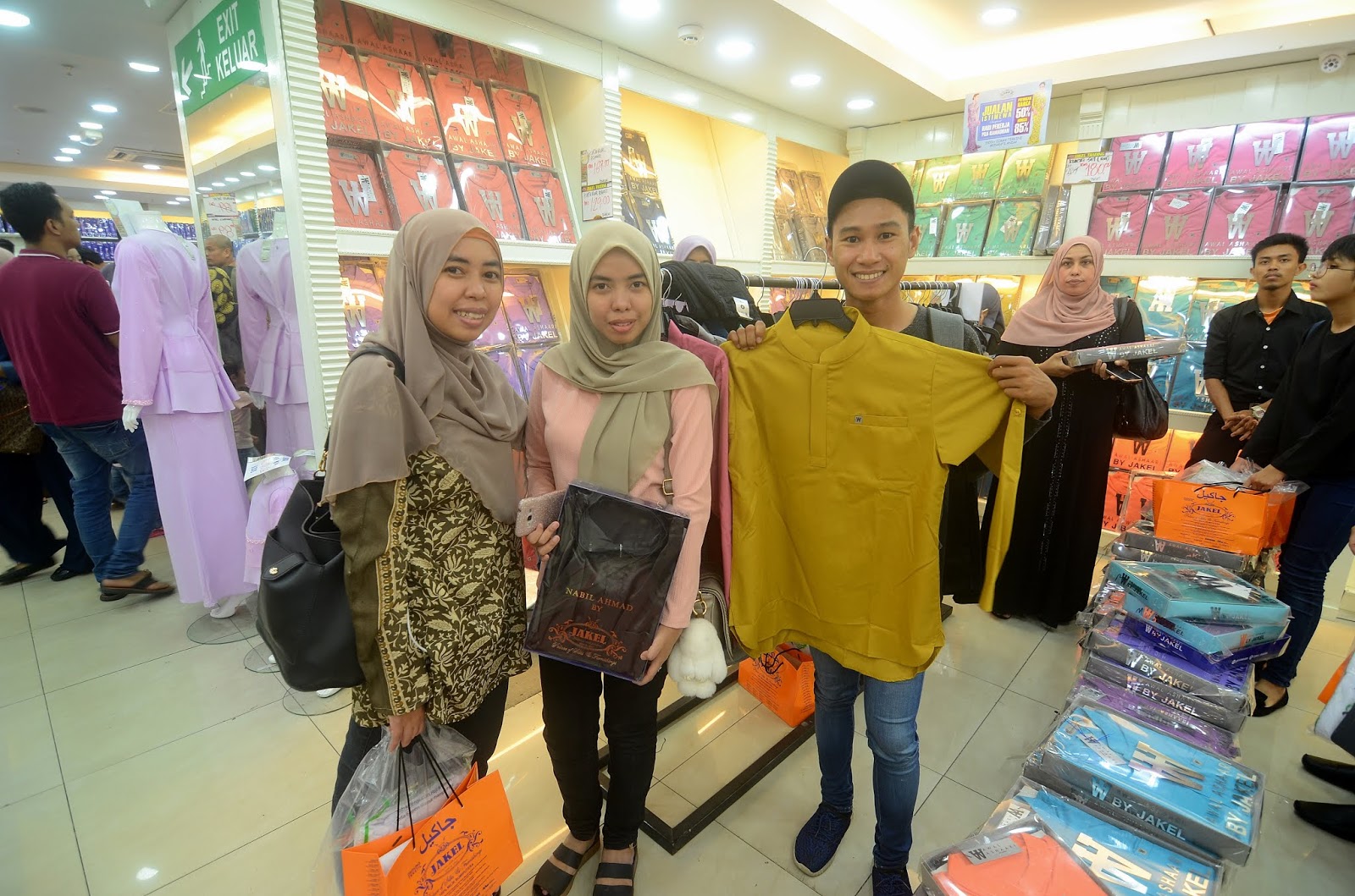 JAKEL SHAH ALAM 100 Baju Melayu percuma bagi pelanggan ...