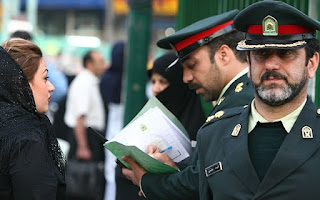 İranlı bir kadına ders veren ve azarlayan dini bir polis