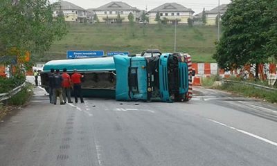 Rakaman Tanker Terbalik Ketika Memasuki Simpang