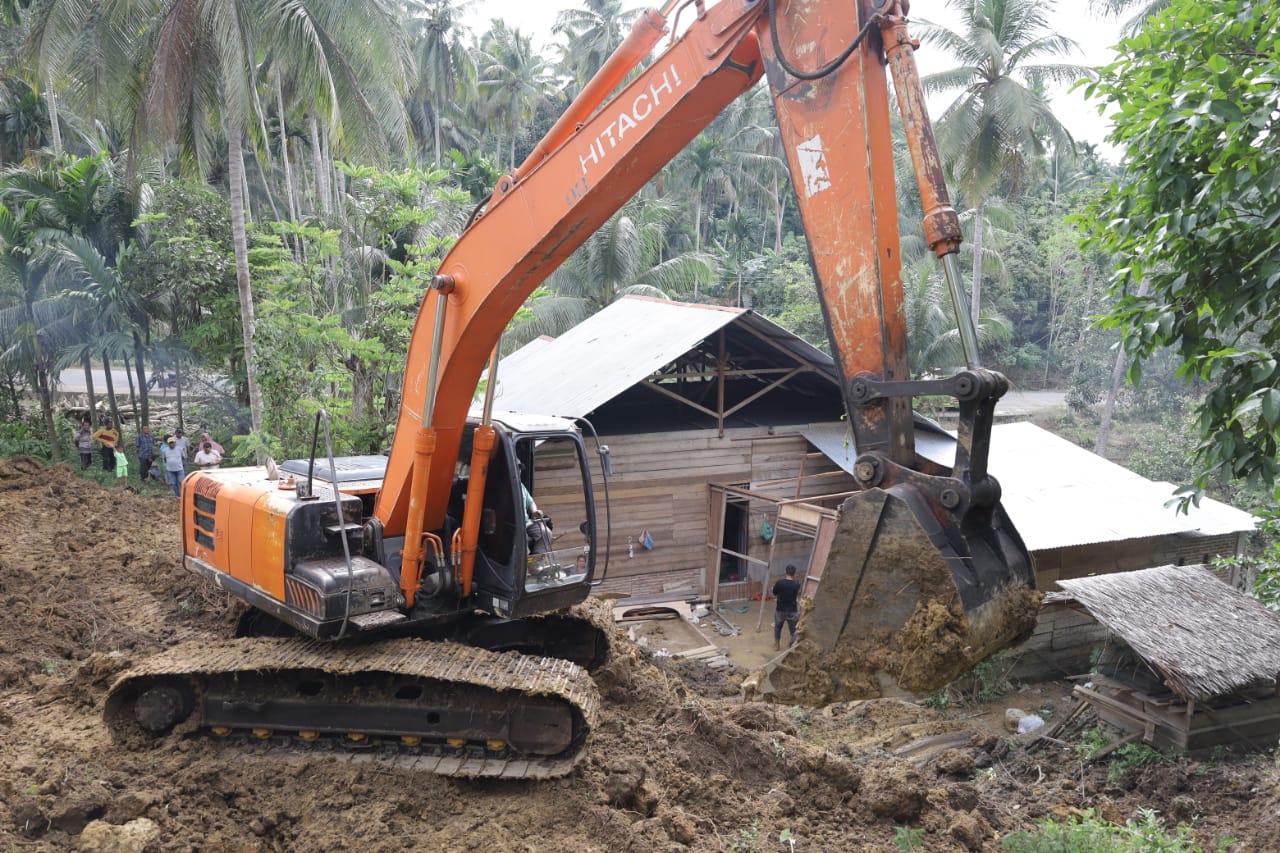 Gerak Cepat, Mukhlis Takabeya  Turunkan Excavator Bantu Rumah Warga Tertimpa Longsor