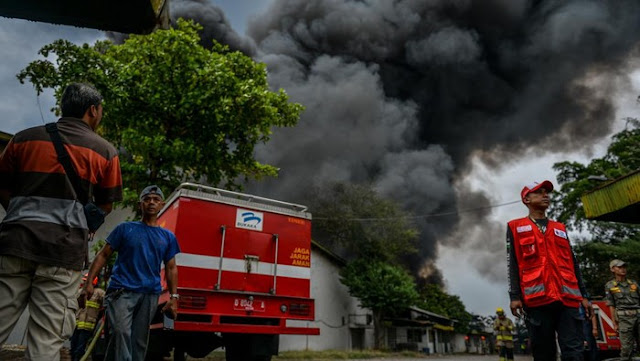  300 Pekerja Dievakuasi Saat Kebakaran Gudang Pabrik di Cipadung Bandung